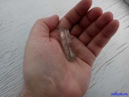 Кристалл в ладони Кристалл в левой руке
